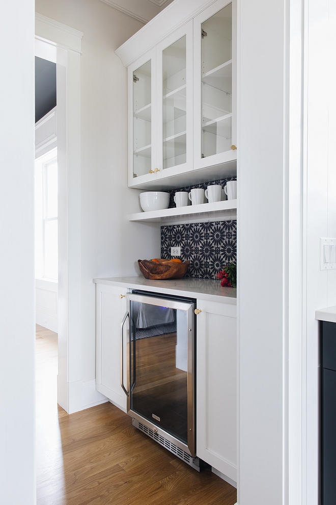 Butler Pantry Small Butlers pantry A compact, but very practical, butler's pantry is located between the dining room and kitchen #butlerspantry #smallbutlerspantry