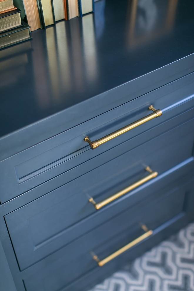 Navy cabinet with brass hardware Navy cabinet with brass hardware looks warm and trendy #Navycabinet #brasshardware