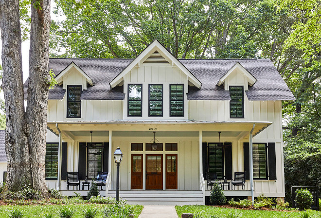 Southern Style Farmhouse Exterior Southern Farmhouse with front porch and wood front door Southern Farmhouse Porch Southern Farmhouse Architecture #SouthernFarmhouse #porch #frontporch #woodfrontdoor