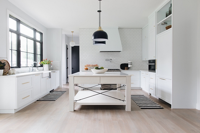 Modern Farmhouse Kitchen This modern farmhouse kitchen features a classic layout with a new-take on design #kitchen #moderfarmhousekitchen #farmhousestyle