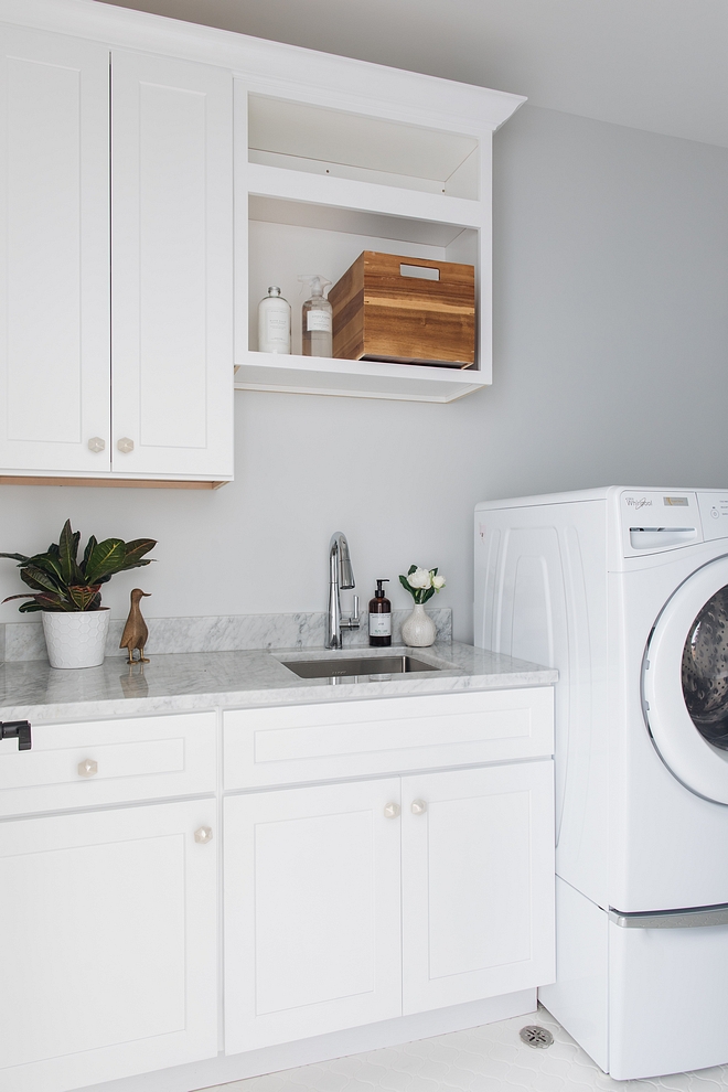 Laundry room layout layout - keeping your washer & dryer side-by-side instead of placing a sink between the two, is always more convenient #laundryroom #laundryroomlayout #laundryrooms