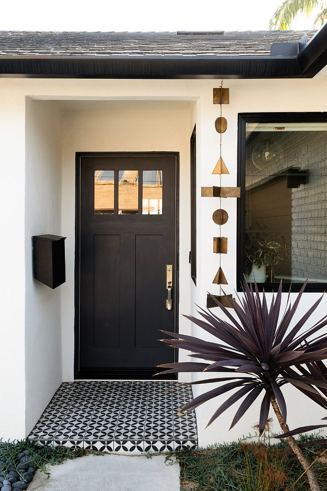 Black Door Paint Color Black Tie Dunn Edwards A new front door and a black and white cement tile, immediately updated the exterior of this home #frontdoor #BlackDoor #blackdoorPaintColor #BlackTieDunnEdwards