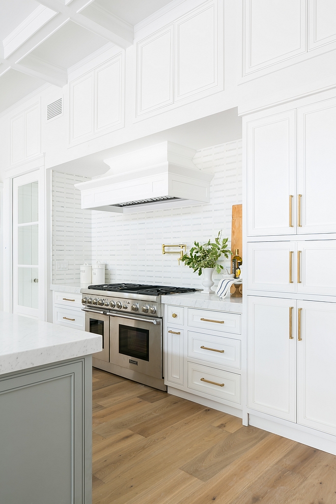 Kitchen upper cabinets without glass flanking hood and over hood to maximize storage Kitchen storage Kitchen upper cabinet storage ideas Kitchen upper cabinets without glass flanking hood and over hood to maximize storage #Kitchen #kitchenuppercabinets #kitchencabinetwithoutglass #kitchenhood