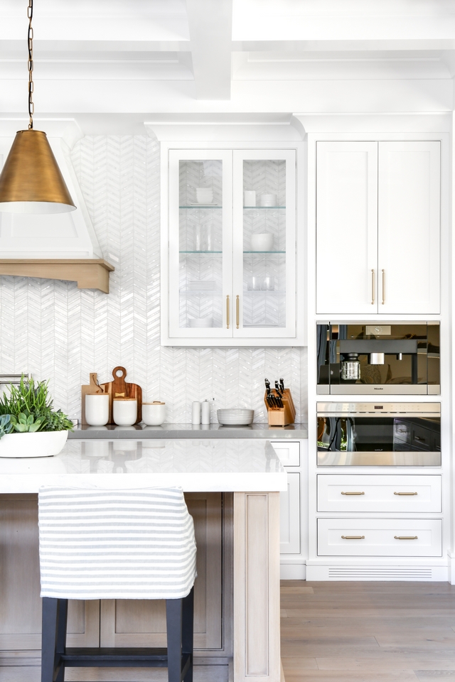 See through kitchen cabinet Glass cabinet See through cabinet Glass cabinets with glass shelves exposes the beautiful backsplash tile and gives an airy feel to this kitchen #glasscabinet #kitchen #cabinet #kitchenglasscabinet #Seethroughkitchencabinet