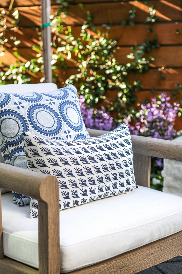 Blue and white outdoor pillow Blue and white outdoor pillows Blue and white outdoor pillow combination Blue and white outdoor pillow #Blueandwhite #outdoorpillow