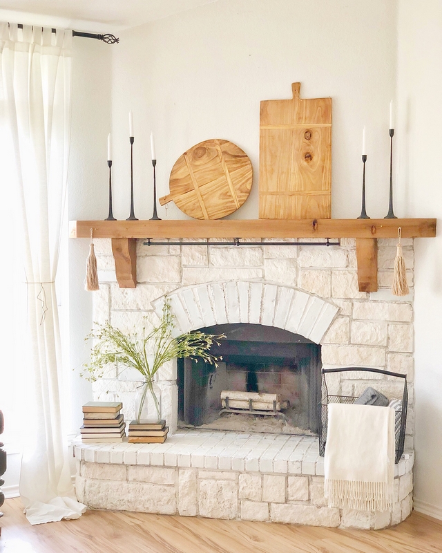 Farmhouse Fireplace I have not seen anyone decorate their fireplace with cutting boards before but I am LOVING this idea! Everything is just perfect and each element complement the next #farmhosue #fireplace #farmhouse #farmhousefireplace #cuttingboard #fireplacedecor #farmhousedecor