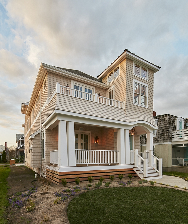 This beach house features some impressive architectural details. Notice the beautiful arched porch entry and the unique tampered porch columns #beachhosue #porch #columns #tamperedcolumns
