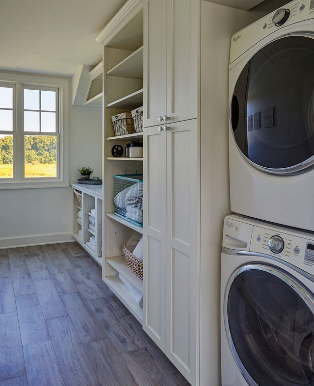 Sherwin Williams SW 7042 Shoji White Laundry room warm white cabinets and warm white wall paint color Sherwin Williams SW 7042 Shoji White Sherwin Williams SW 7042 Shoji White #SherwinWilliamsSW7042ShojiWhite #paintcolor