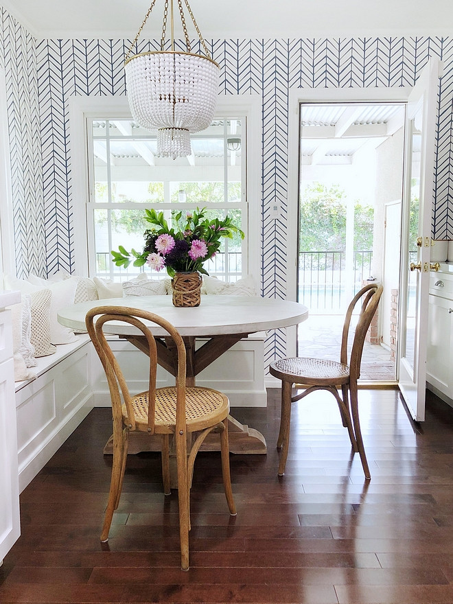 Breakfast Nook You might live far away from the beach but that doesn't mean you can't embrace that magical coastal cottage-y feel that has everything to do with summer. The best way to make your home feel more like a beach cottage is by adding casual elements complemented by comfortable textures and beautiful colors #breakfastnook #cottage #coastalcottage #coastaldecor