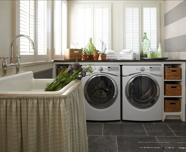 Laundry Room. This is a simple laundry room design done beutifully. #LaundryRoomDesign