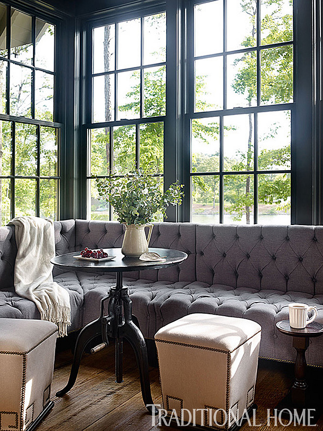 Lake house with rustic interiors home bunch – interior design ideas Decorations désign Banquette