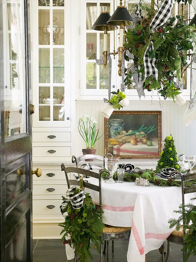 Dining Room Christmas Decor Ideas #DiningRoomChristmasDecor #DiningRoomChristmasDecorIdeas. Midwest Living via Nicety.