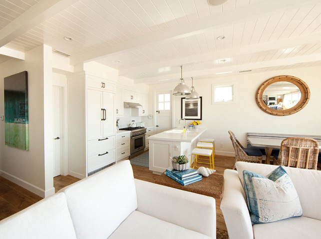 Family Room. Bright and airy family room design. I am loving the coastal decor in this family room. #FamilyRoom