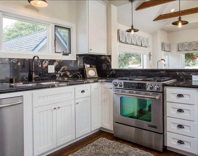 Kitchen Hardware Ideas. Nice ideas for kitchen hardware. In this kitchen, the designer mixed oil brushed pulls with glass knobs. #KitchenHardware #Hardware #Kitchen