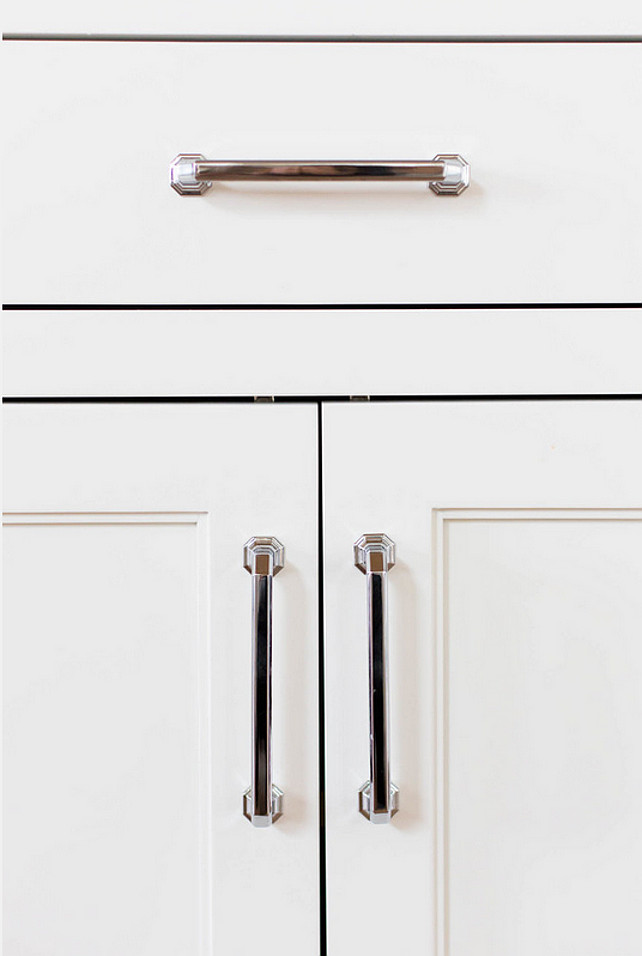 Kitchen Hardware. How to choose the right kitchen hardware for your kitchen cabinets. #Hardware #Kitchen #KitchenHardware #CabinetHardware #Pulls Ashley Winn Design