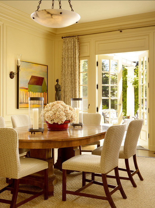 Dining Room. Classic Dining Room Design. I love how classic and inviting this dining room feels. #DiningRoom #Interiors