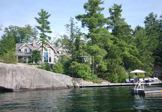 Muskoka Lake Cottage. Waterfront Muskoka Cottage. #MuskokaLakeCottage Via Home Bunch.