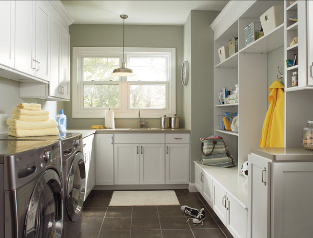 Laundry Room Design Ideas. This is a great laundry room with plenty of storage. #LaundryRoom #Cabinets #Storage
