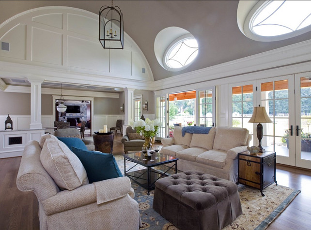 Family Room Design Ideas. This family room has great layout for family living. #FamilyRoom #RoomLayout 
