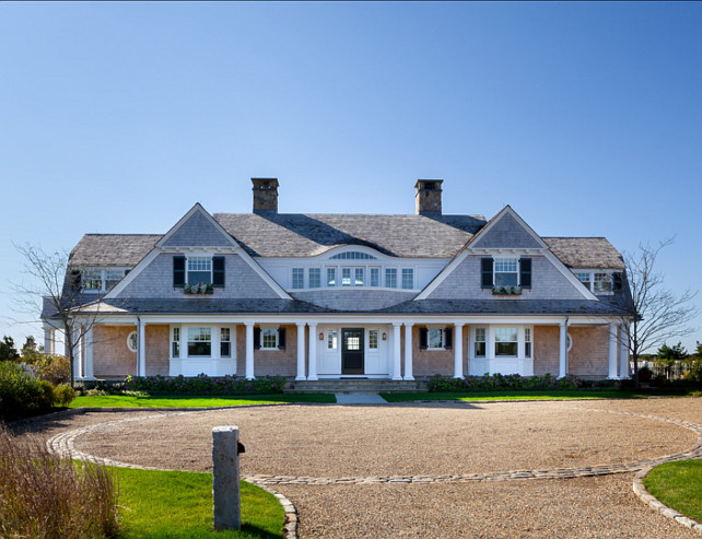 Shingle Home. This shingle home was designed by Patrick Ahearn Architect and it's located in Edgartown on the island of Martha's Vineyard. #ShingleHome #ShingledHomes