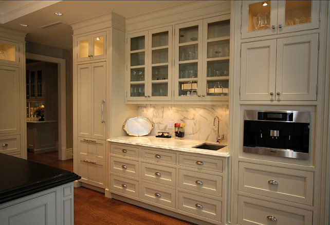 Benjamin Moore Paint Color. Kitchen Cabinet Paint Color is Benjamin Moore Ivory White 925 #BenjaminMoore #IvoryWhite 