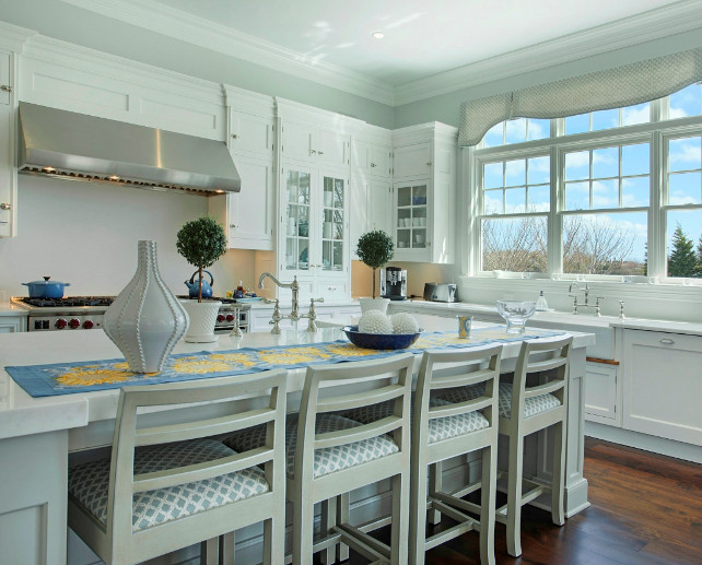 Kitchen Island. This kitchen island offer plenty of space for quick meals and workspace. #KitchenIsland #KitchenDesign #Kitchen