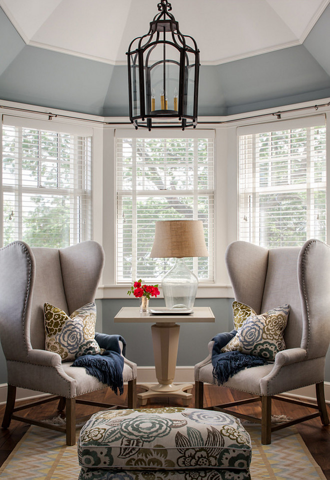 Bay Windows Furniture Ideas. Furniture For Bay Window design ideas and photos. Bay window nook furniture. Dilemma with Bay window Decor. Bay window Decorating Ideas. # Baywindow #furniture #decor Wade Weissmann Architecture. 