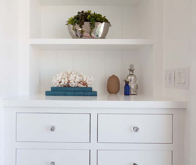 Coastal decor on bookcase. #Coastal #Decor #Bookcase