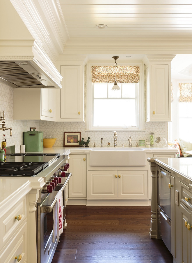 Farmhouse kitchen with farmhouse sink. Farmhouse kitchen with farmhouse sink ideas. White Farmhouse kitchen with farmhouse sink. Farmhouse kitchen with farmhouse sink and faucet. #Farmhousekitchen #farmhouse #sink #Famrhousesink 