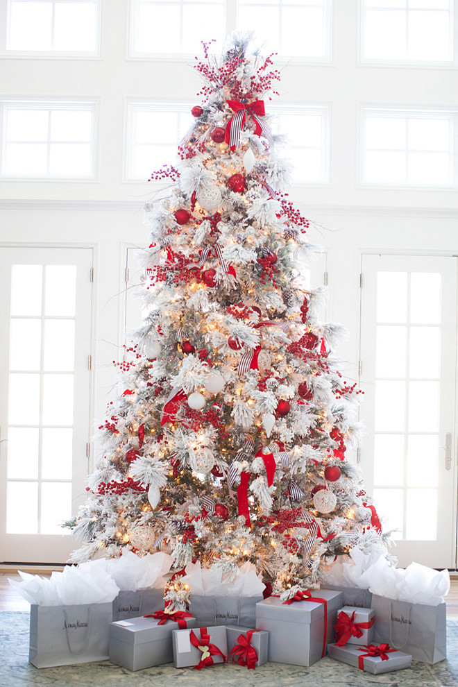 Christmas Tree with red ornaments. Christmas Tree Christmas Decor. Christmas Tree Red Decor Ideas. Classic Christmas Tree Red Christmas Ornaments. #ChristmasTree #Red #Ornaments #ChristmasDecor Rachel Parcell Pink Peonies.
