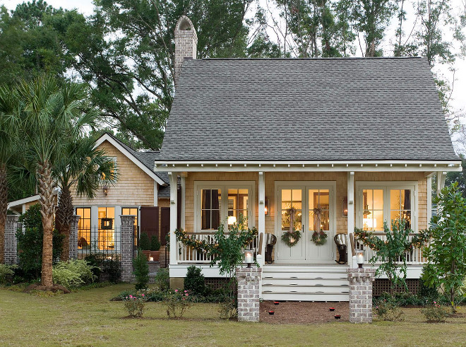 Christmas house. Front porch with Christmas decor. #Christmas #Porch #Outdoor #Decor Allison Ramsey Architects.