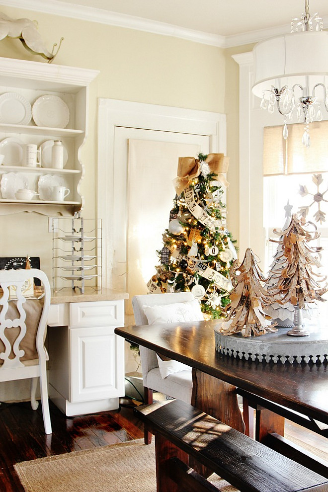 Dining Room Christmas Decor. Neutral Dining Room Christmas Decor Ideas. #Neutral #DiningRoom #ChristmasDecor #NeutralChristmas Thistlewood Farms.