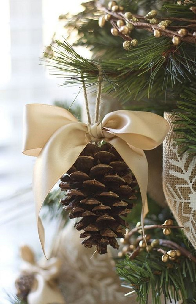 Pinecone Christmas Decor. Christmas tree with pinecones. Via Belgian Pearls.