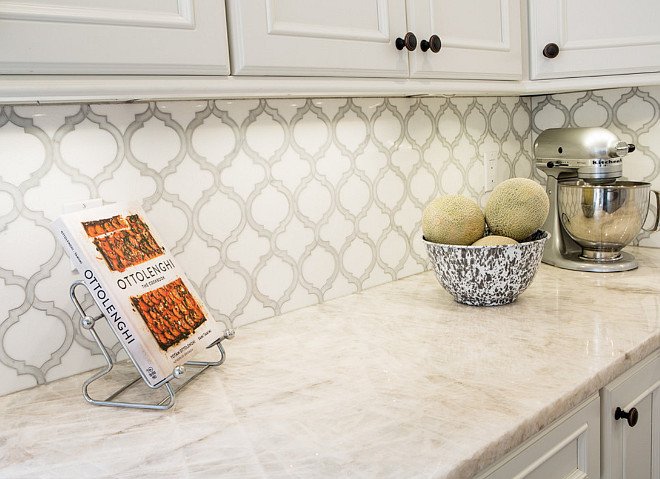 Kitchen Backsplash Tile Ideas. Artistic Tile Toledo Lucido Glass and Stone Water Jet Mosaic. The kitchen backsplash tile is Artistic Tile Toledo Lucido Glass and Stone Water Jet Mosaic #KitchenTile #BacksplashTile #ArtisticTile #ToledoLucidoGlassandStoneWaterJetMosaic #WallTile #backsplash #kitchenbacksplash 