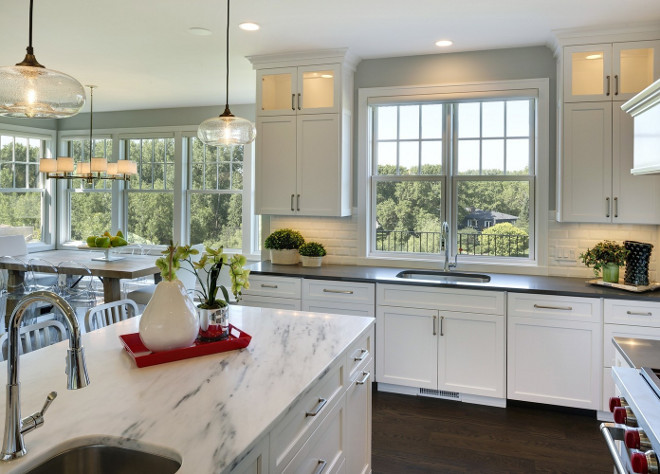 Marble-like Caesarstone quartz countertop. Kitchen Island with Caesarstone quartz countertop. Kitchen island with marble-like Caesarstone quartz countertop. #Kitchen #marblelikeCaesarstone #marblelikequartz #marblelikecountertop