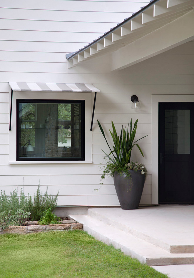 Kolbe. #BlackDoor #BlackWindows #WhiteExterior Tim Cuppett Architects.