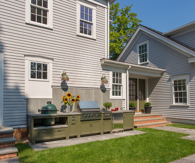 Outdoor kitchen with built-in BBQ and cabinets. #Outdoorkitchen Siemasko + Verbridge