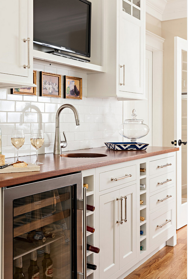 Kitchen bar cabinet. Adding a bar cabinet in your kitchen is perfect when your dining room is located in the kitchen area. A wet bar in the kitchen serves butler's pantry as well. #Kitchen #bar Cabinet #wetbar #butlerspantry Violandi + Warner Interiors