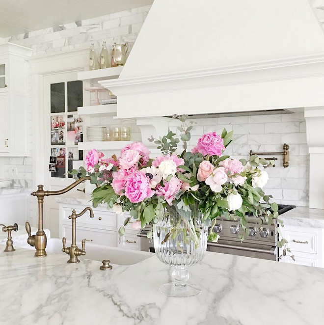 Kitchen island with fresh flowers. Kitchen island with fresh flowers. Kitchen island with fresh flowers #Kitchenisland #freshflowers Rachel Parcell