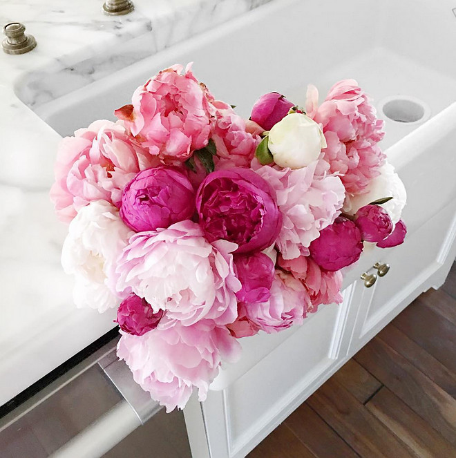 Pink Peonies Kitchen. Pink Peonies Kitchen Farmhouse sink. Pink Peonies Kitchen #PinkPeonies #Kitchen #FarmhouseSink Rachel Parcell