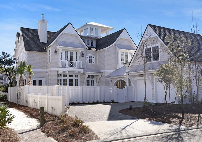 Shingle beach house with white picket fence. Shingle Beach House. #ShingleBeachHouse #PicketFence #whitefence #fence #beachHouse Corestruction