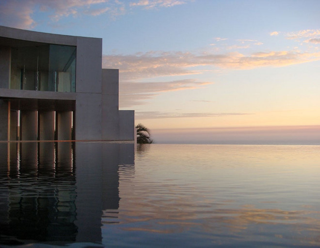 Infinity Pool. Houses for sale with infinity pool. Via Don Burns.