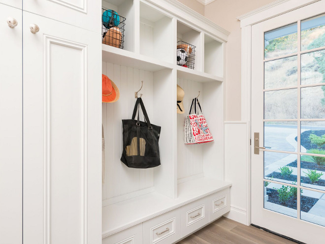 Sherwin Williams SW7006 Extra White. Mudroom cabinet paint color Sherwin Williams SW7006 Extra White. White mudroom cabinet paint color Sherwin Williams SW7006 Extra White #SherwinWilliamsSW7006ExtraWhite