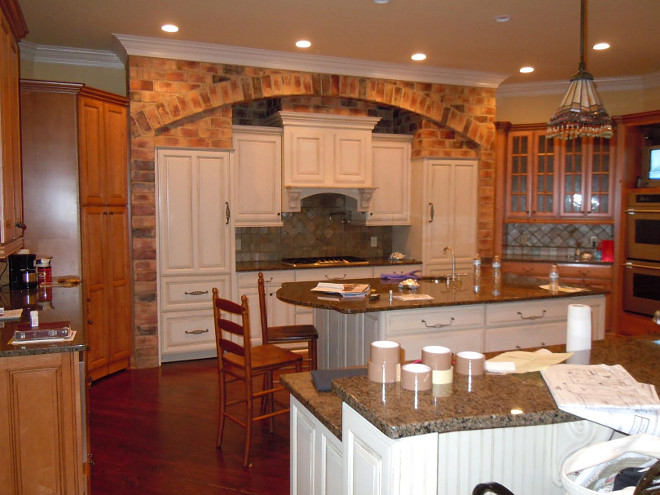 It's incredible to see what some paint and minor changes did to this kitchen! See the after picture of this kitchen reno on Home Bunch. before-kitchen-picture-see-the-after-pictures-on-the-blog-painting-and-staining-cabinets-really-changed-this-kitchen-kitchenreno-home-bunch-beautiful-homes-of-instagram-bluegraygal