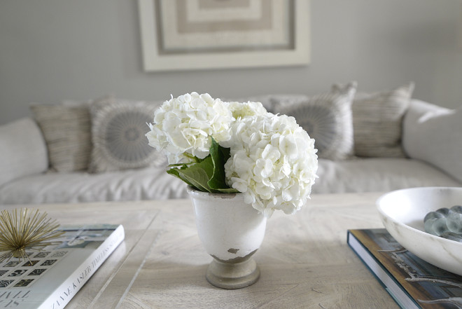 Coffee table decor. I love the neutral and simple decor on the coffee table. #coffeetable #decor #neutraldecor coffee-table-flowers Eye for the Pretty