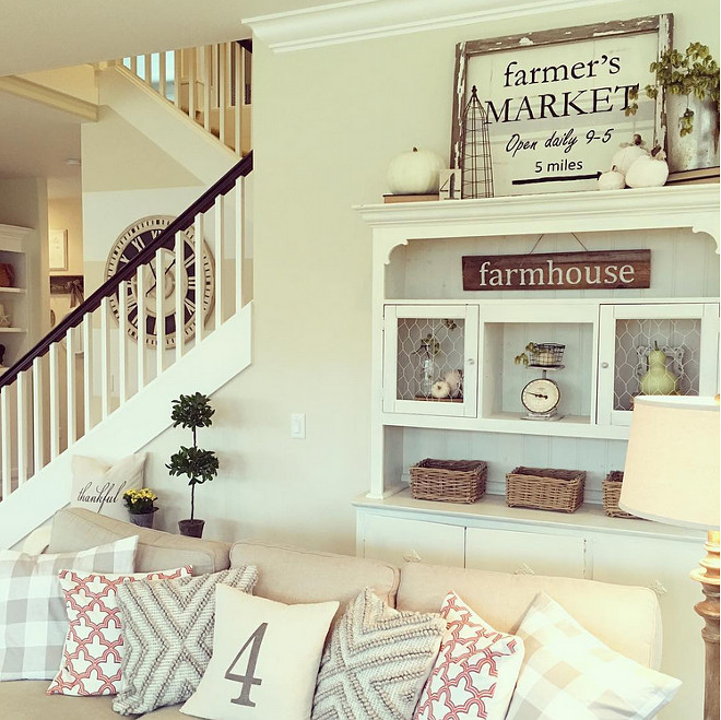 famrhouse-living-room-yellowprairieinteriors-via-instagram