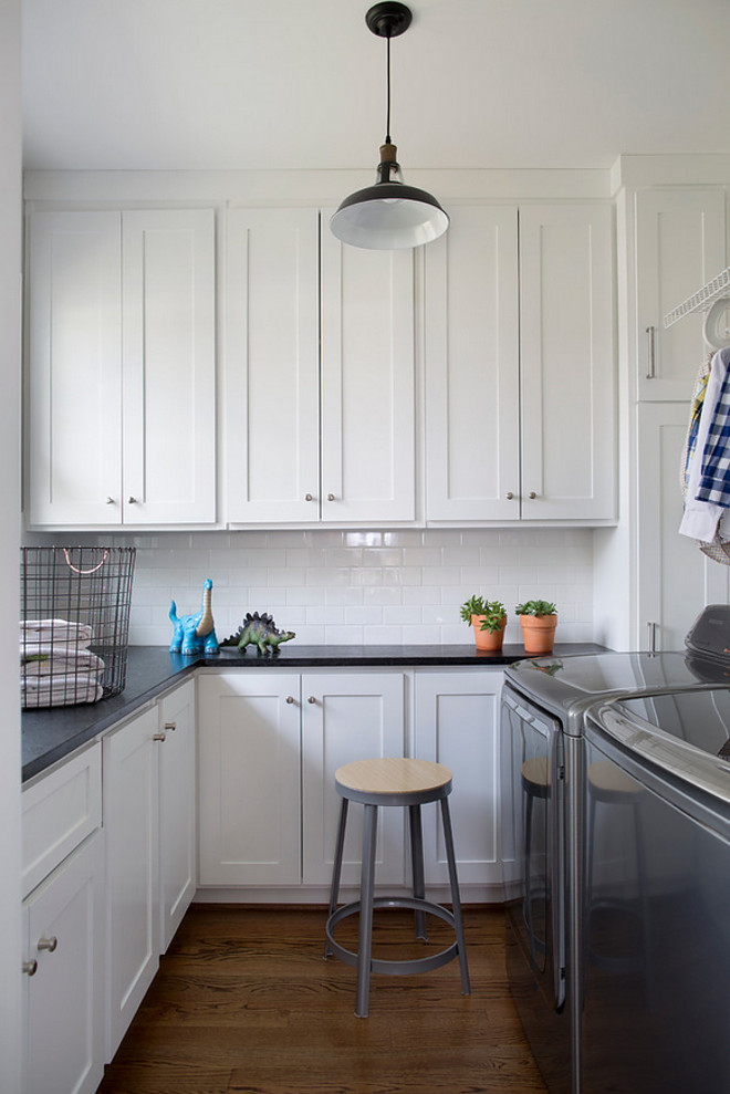 Farmhouse laundry room with shaker style cabinet. Farmhouse laundry room with shaker style cabinets. Simple Farmhouse laundry room with shaker style cabinet #Farmhouselaundryroom #farmhouse #laundryroom #shakerstylecabinet #shakercabinet Splice Design