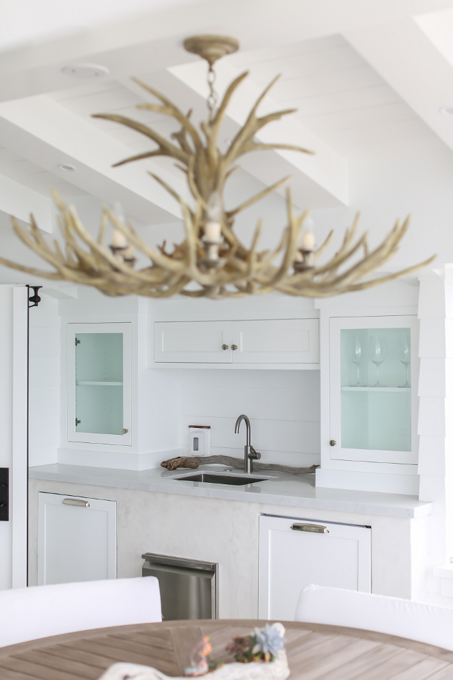 Outdoor white kitchen. This is a private outdoor space and it's comes with a fully equipped outdoor white kitchen and wet bar. #outdoor #kitchen #outdoorwhitekitchen #wetbar Winkle Custom Homes. Melissa Morgan Design. Ryan Garvin Photography 