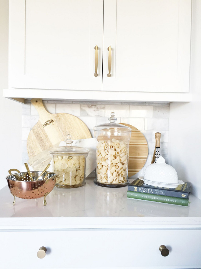 Kitchen Hardware. Door knobs- Halifax Satin finish levers. Pulls are Domestic bliss, modern bronze finish. #Kitchen #hardware #Doorknobs #Satinfinish Home Bunch's Beautiful Homes of Instagram janscarpino