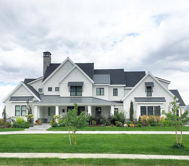 Modern Farmhouse. Modern Farmhouse exterior. Modern Farmhouse inspiration. #ModernFarmhouse #ModernFarmhouseInspiration #ModernFarmhouseExterior #ModernFarmhouseIdeas modern-farmhouse Via @designlovesdetail